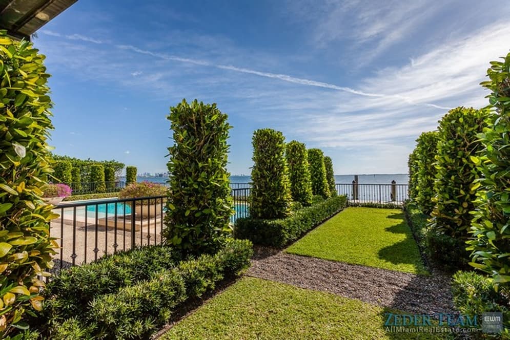 El mercado inmobiliario de Miami de casas lujosas se ha visto seriamente afectado por el poder adquisitivo de los compradores extranjeros, informó el Nuevo Herald.