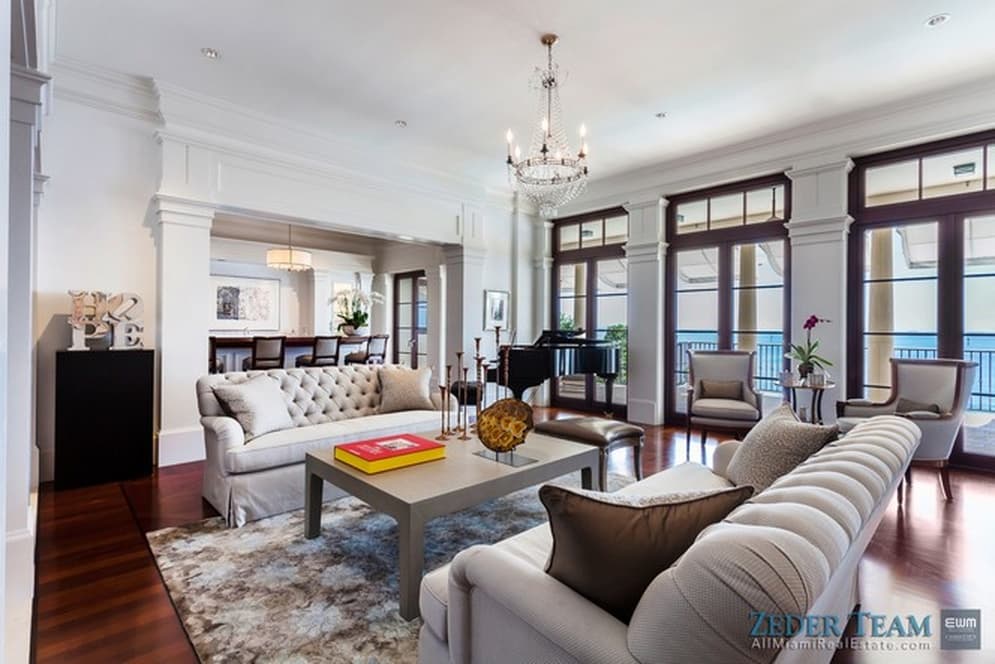 Registros del condado muestran que un fideicomiso controlado por Cher poseyó la propiedad de 1995 a 1997.