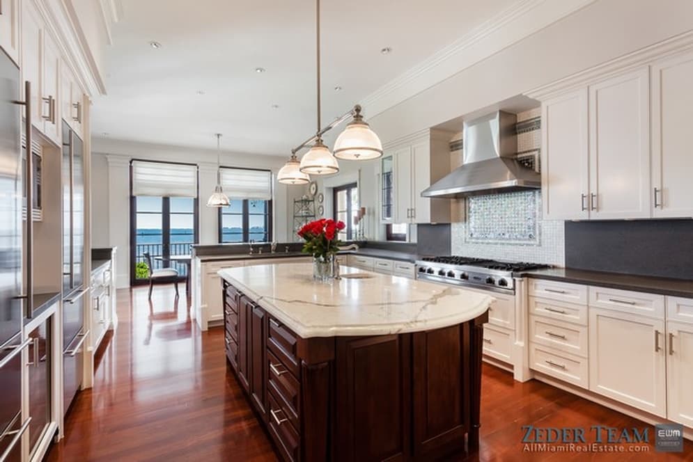 Está localizada en la exclusiva comunidad Tahiti Beach en la barriada Cocoplum, de Coral Gables.