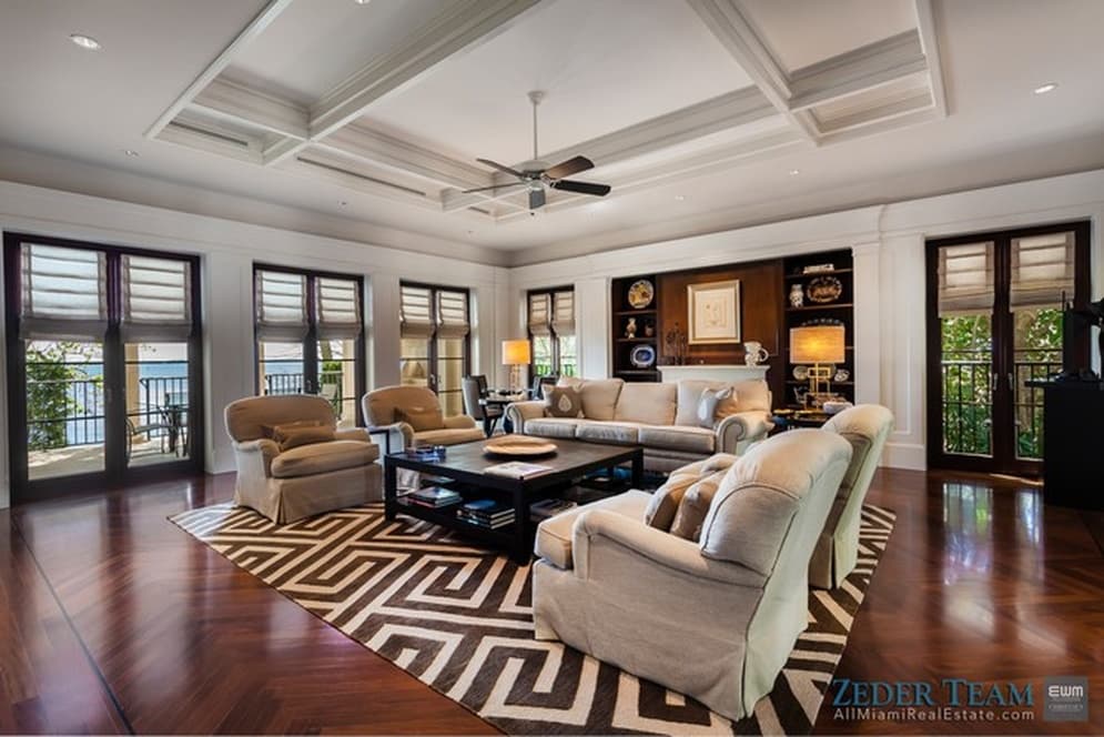 La mansión de 12,303 pies cuadrados tiene siete dormitorios, una piscina, un jardín, un muelle de 52 pies.