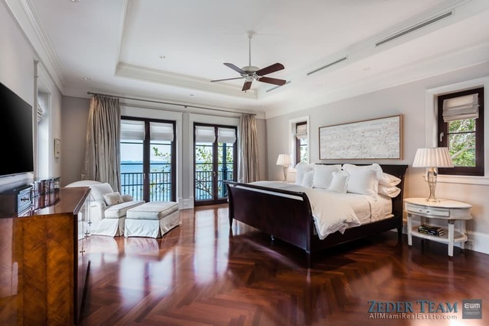 La vendedora es Adrianne Mittentag. Ella y su esposo Paul, quien murió a principios de este año, compraron la mansión por 2,32 millones de dólares en 1997.