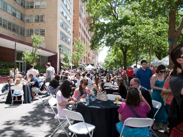 <b><a href="http://www.rittenhouserow.org/">Rittenhouse Row Spring Festival en Filadelfia (6 de mayo)</a></b>. El Festival de Primavera de Rittenhouse Row destaca la reputación del vecindario como un punto de encuentro gastronómico y cultural. Docenas de puestos se alinean en Walnut Street y ofrecen arte, moda, diversión familiar, comida, demostraciones culinarias y degustaciones de cerveza y cócteles.
<br>
<br>
<b><a href="https://goo.gl/maps/7EXTZyuRLKSpeRiz8">Cómo llegar</a></b>