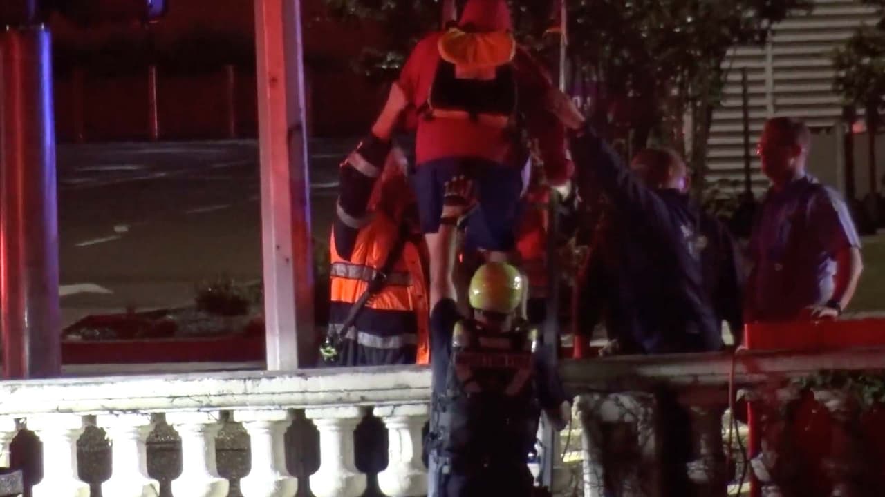 Los hombres
<b>se refugiaban de la lluvia debajo de un puente cuando </b>quedaron atrapados tras la rápida crecida del arroyo.