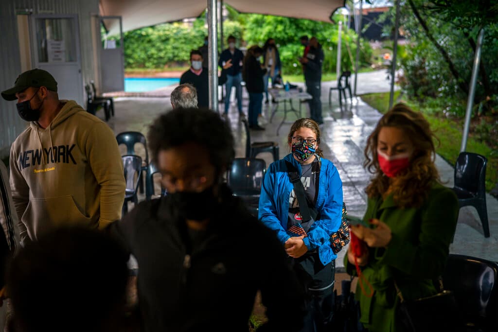 Lo que más preocupa de la nueva variante es el efecto que ya ha tenido en Sudáfrica y otros países del continente donde se ha detectado, donde se ha visto la duplicación del número de nuevos casos detectados en solo una semana, donde existe una tasa de vacunación baja y se está viendo que
<b>personas que ya pasaron la variante delta están infectadas otra vez con ómicron.</b>
<br>