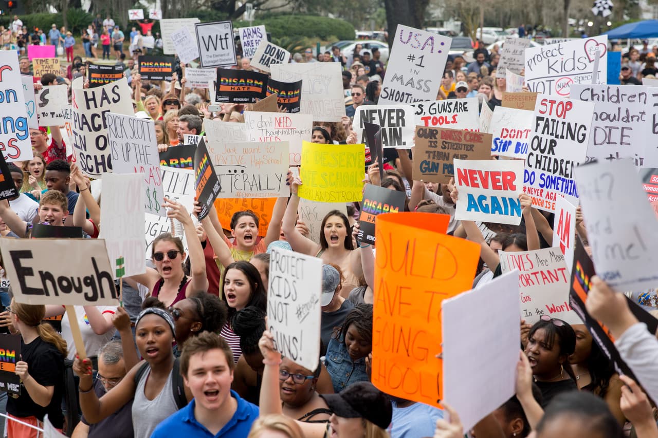 Mientras el grupo de sobrevivientes de la secundaria Marjory Stoneman Douglas recorría las oficinas de los legisladores, la protesta frente al Capitolio se fue nutriendo de otros cientos de estudiantes, activistas y residentes de Tallahassee.