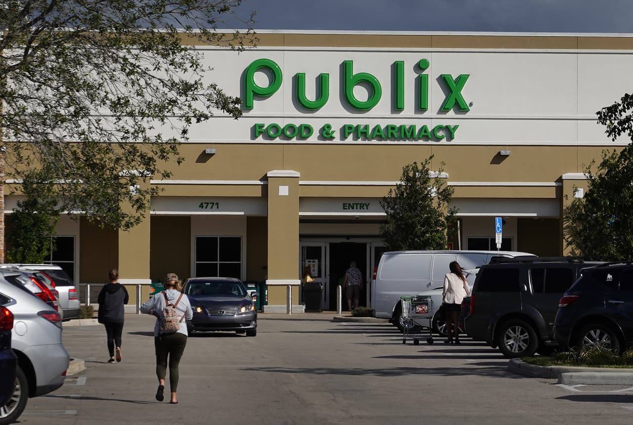 En el anuncio, Publix señala que las personas que no estén vacunadas sí deben llevar mascarilla en sus tiendas. 
<br>