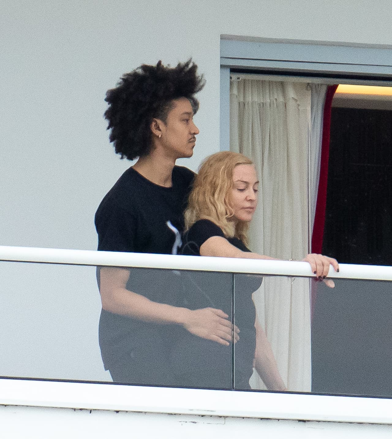 "Sabemos que hay una gran diferencia de edad entre los dos. Madonna es dos años mayor que yo”, dijo el padre del bailarín.