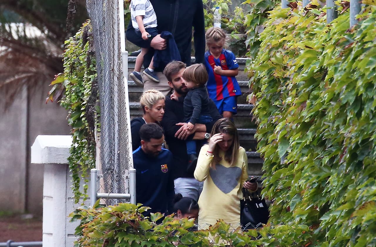 Después de un rato, todos se retiraron al interior del club.