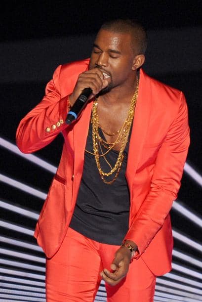 Y aunque sobre los escenarios es dinamita pura, Kanye también ha incursionado en el mundo de la moda.