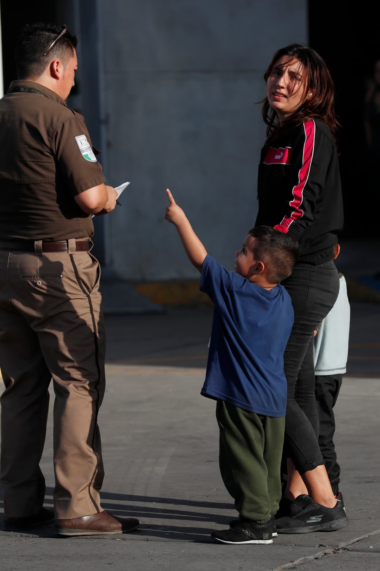 Una madre y su niño escuchan al oficial de inmigración mexicano, que va nombrando a las personas que se montarán en el autobús con destino a Monterrey. El gobierno de Andrés Manuel López Obrador no mencionó a estos migrantes el lunes al hacer balance de los 
<a href="https://www.univision.com/noticias/inmigracion/vence-pacto-de-45-dias-entre-eeuu-y-mexico-para-reducir-el-flujo-de-migrantes-y-ambos-paises-dicen-que-dio-resultados">primeros 45 días de un acuerdo con Estados Unidos</a>, un periodo en el que se han multiplicado las detenciones y deportaciones de extranjeros en territorio mexicano. Según la Patrulla Fronteriza de Estados Unidos, 
<a href="https://www.univision.com/noticias/inmigracion/cae-el-numero-de-arrestos-en-la-frontera-y-el-gobierno-de-trump-lo-atribuye-al-refuerzo-de-medidas-migratorias-de-mexico"><b>el flujo de migrantes se redujo en un 36%</b></a>
<b> y ambos países parecían satisfechos: </b>el secretario de Estado, 
<a href="https://www.univision.com/noticias/inmigracion/pompeo-reconoce-en-mexico-avances-en-inmigracion-y-propone-una-comision-para-recuperar-el-dinero-de-el-chapo">Mike Pompeo, elogió los esfuerzos mexicanos</a> y el canciller, Marcelo Ebrard, insistió esta semana que México mantiene intacto su compromiso con los derechos humanos.