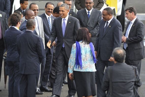 El presidente de EEUU saluda a funcionarios del gobierno de Etiopía, a su llegada al Aeropuerto Internacional de Bole en Addis Abeba.
