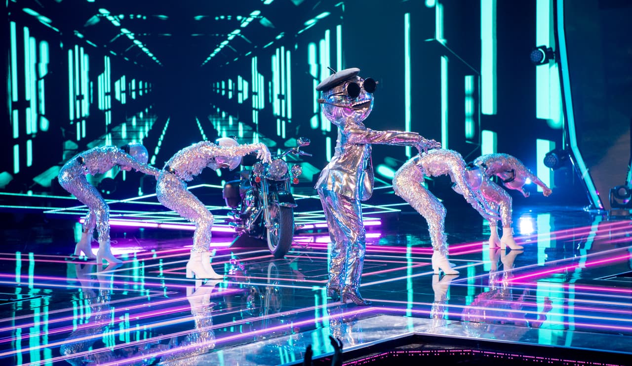 Disco Ball enloqueció a todos con sus pasos de baile y su gran voz, en su interpretación de ‘Bang, Bang’ y logró poner de pie al público y a los ‘investigadores’.