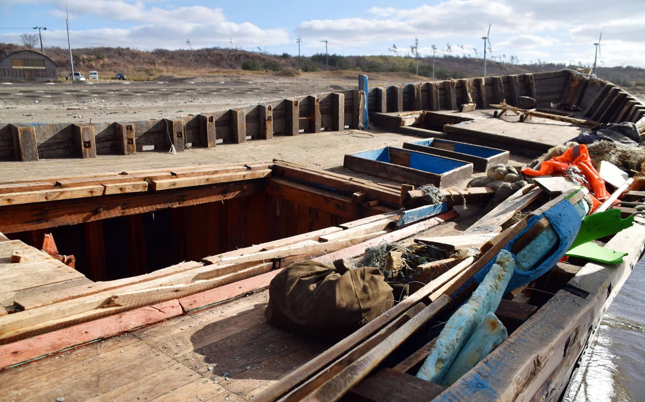 "El gobierno pretende mejorar esto para asegurar que podemos vigilar ante botes o personas sospechosas que lleguen a Japón", añadió Suga. Las autoridades locales, pescadores y residentes deben reportar cualquier barco o persona cuestionable que avisten, informó.