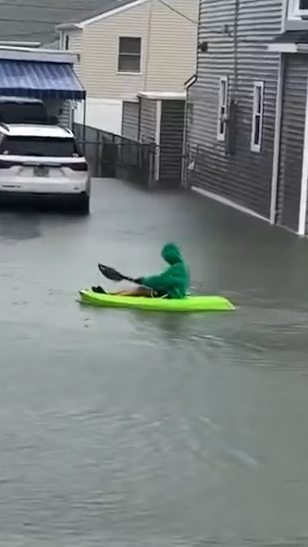 Usan Kayaks para Transportarse tras la Tormenta