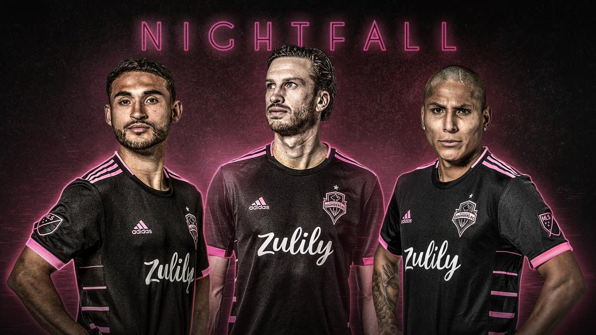 El nuevo uniforme negro y púrpura fue bautizado como 'Anochecer' y tiene su inspiración en el cielo rosado bajo el que los Sounders derrotaron a Portland Timbers el 13 de julio de 2014. (Seattle Sounders FC)