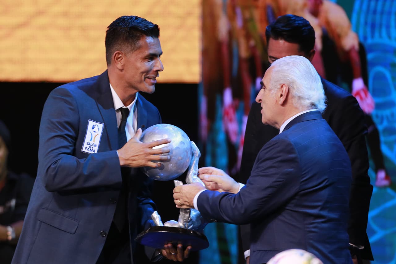 Ronaldinho fue la gran figura de la ceremonia de investidura al Salón de la Fama de la décima generación, en donde los grandes ausentes fueron Raúl González, Roberto Carlos, Fabio Cannavaro y Pia Sundhage.