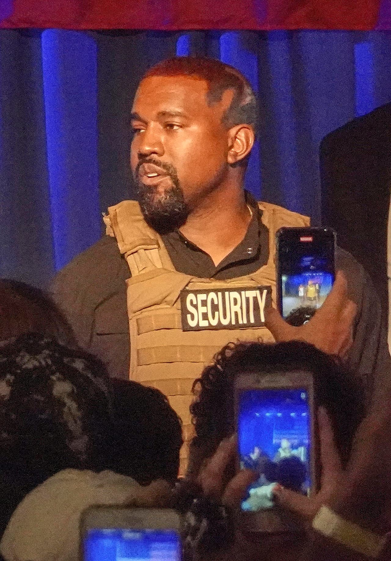 El rapero ha hablado en el pasado sobre el trastorno bipolar que padece. El 22 de julio, Kim Kardashian
<b><a href="https://www.univision.com/famosos/kim-kardashian-rompe-el-silencio-horas-despues-de-que-kanye-west-publicara-que-quiere-el-divorcio-fotos" target="_blank">salió a pedir al mundo compasión</a> </b>y empatía por su marido a través de Instagram, y recordó que tiene dicha enfermedad.
<br>