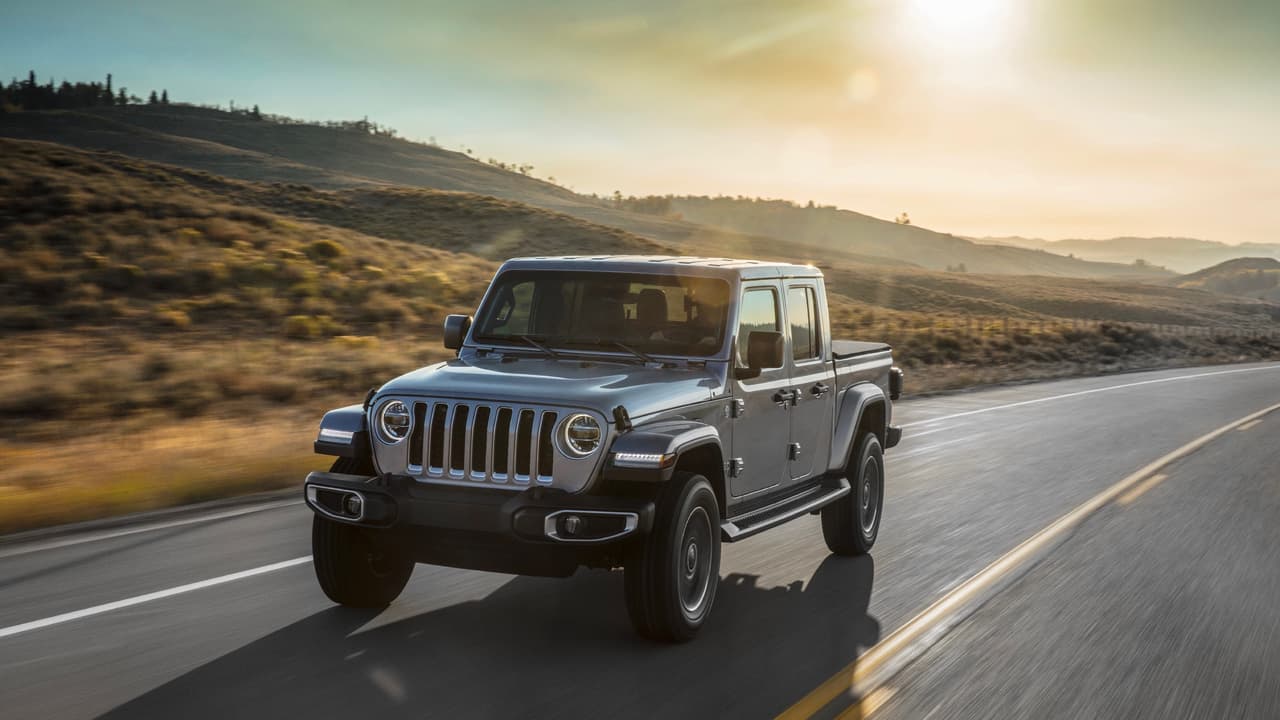 La nueva
<b> Jeep Gladiator 2020 </b>mostró su cara al mundo por primera vez en el Auto Show de Los Ángeles 2020. Es una cara que nos resultó muy familiar ya que es la misma que conseguimos en la Jeep Wrangler que ha su vez en una evolución del 
<b><a href="https://www.univision.com/noticias/jeep/la-historia-del-jeep-el-recio-soldado-que-paso-a-ser-ciudadano-del-mundo-fotos" target="_blank">vehículo de guerra</a></b> desarrollado hace màs de 75 años durante lla segunda guerra mundial.
