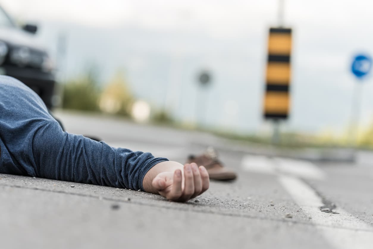 Se quedó dormido debajo de un camión estacionado y murió aplastado cuando arrancó