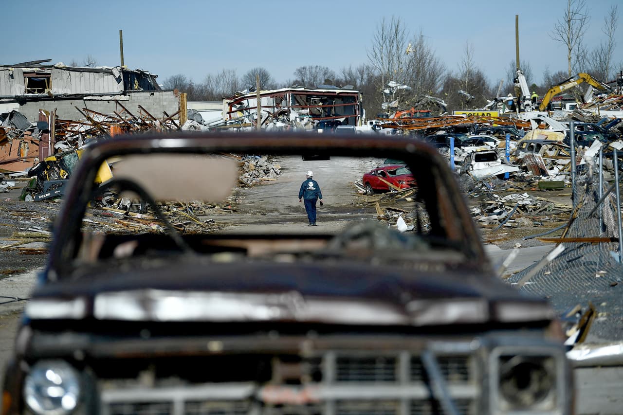 <b>Puesto 1. Año 2021</b>
<br>
<b>Tornados registrados en diciembre: </b>al menos 30 (hasta el momento)
<br>
<b>Víctimas mortales: </b>más de 90 y aún continúan las labores de rescate y recuperación. 
<br>
<br>La serie de Tornados en 
<a href="https://www.univision.com/noticias/estados-unidos/tornado-muerte-kentucky-arkansas-hogar-de-ancianos-illinois-amazon"><u>Arkansas, Illinois, Kentucky, Missouri, Mississippi y Tennessee</u></a> el pasado fin de semana representan otra alerta por las consecuencias del cambio climático. Un estudio presentado el lunes en la conferencia de la Unión Geofísica Estadounidense afirma que el aumento de la temperatura de la tierra está causando que los tornados toquen tierra por más tiempo y la franja de destrucción que dejan sea más amplia.
<br>
<br>En la fotogra´fia la destrucción en Mayfield, Kentucky, el 12 de diciembre.
<br>