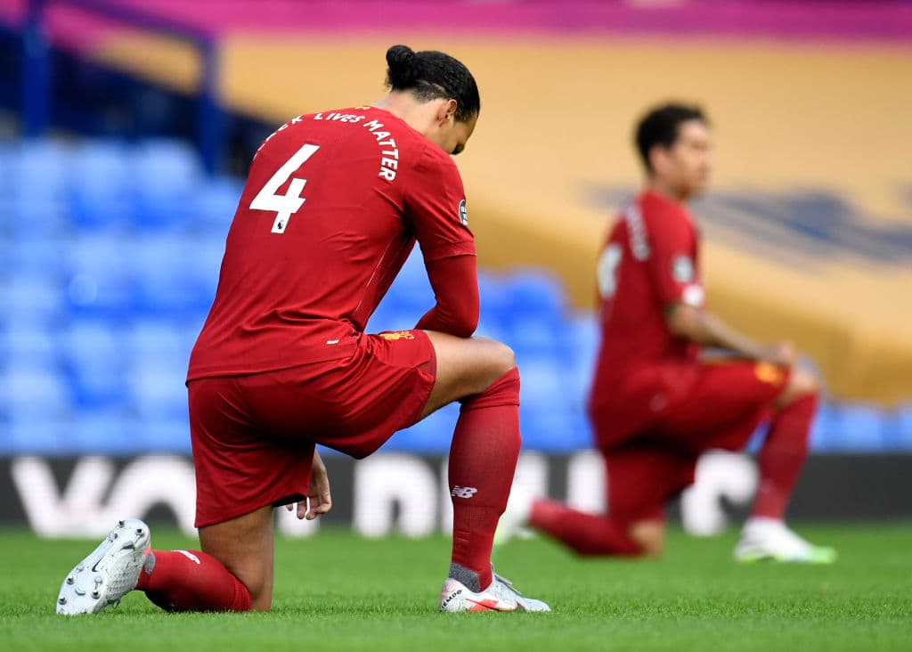 Virgil Van Dijk y al fondo Roberto Firmino previo a disputar el Derbi de Merseyside.
