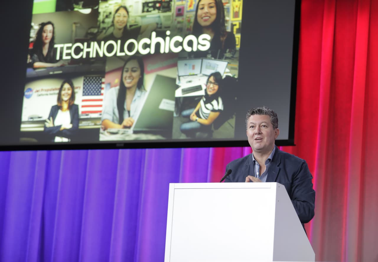 Alejandro Villanueva, director ejecutivo de Televisa Foundation, habló de la necesidad de inspirar a las jóvenes hispanas, en especial a las que no tienen un modelo a seguir en casa.