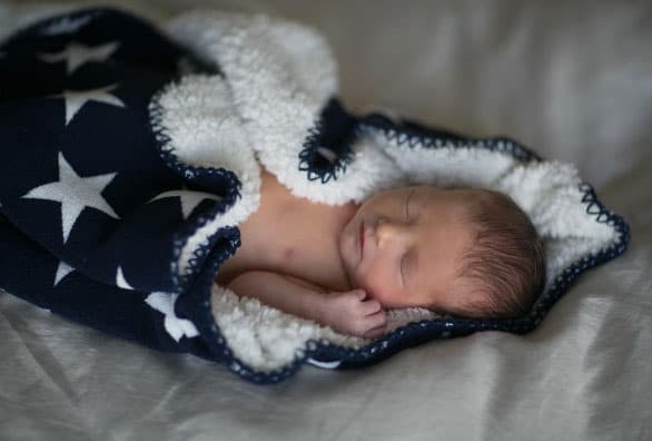 "¡Es difícil estar lejos de ti, Boomer!", dijo Phelps con esta dulce imagen del bebé durmiendo.