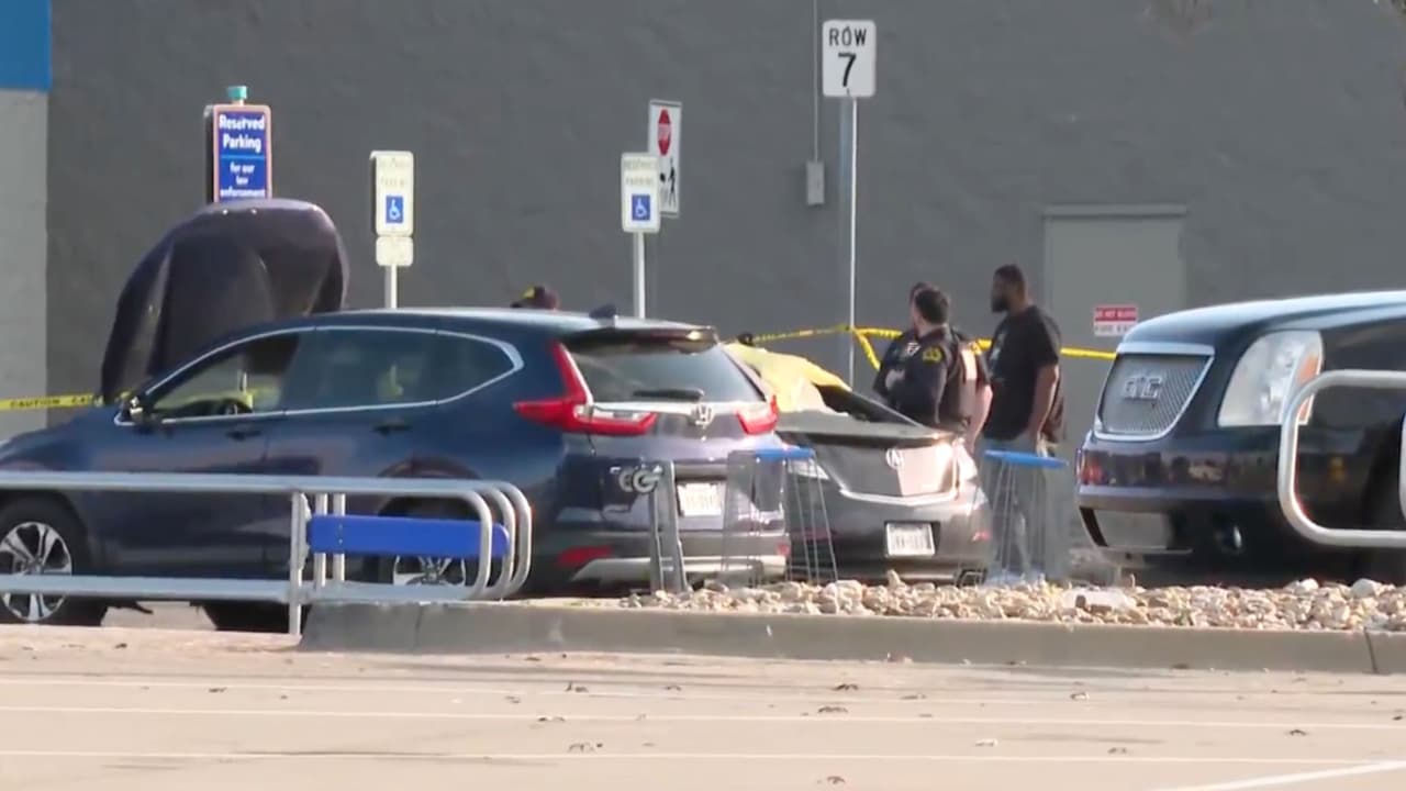 Según relatos de testigos presentes en la escena,
<b>el vehículo en llamas tenía a una persona en su interior.</b> Los bomberos actuaron para extinguir el fuego, pero al abrir el vehículo,
<b>descubrieron el cuerpo sin vida de una mujer adulta</b>.