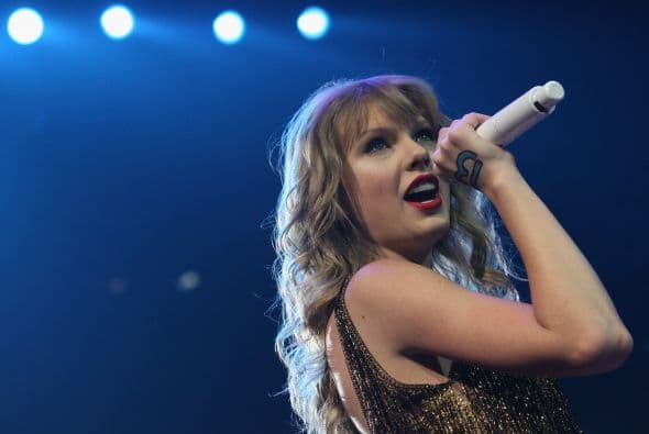 Swift se benefició en 2011 por una gran gira, en la que recaudó más de $1 millón por noche en más de 65 fechas. Y ni qué decir del provecho que le ha sacado a su álbum "Speak Now" de 2010, del cual ya ha vendido más de 5 millones de copias en todo el mundo. Sus ingresos no sólo provienen de su actividad como cantante, también por ser imagen de una marca de cosméticos.