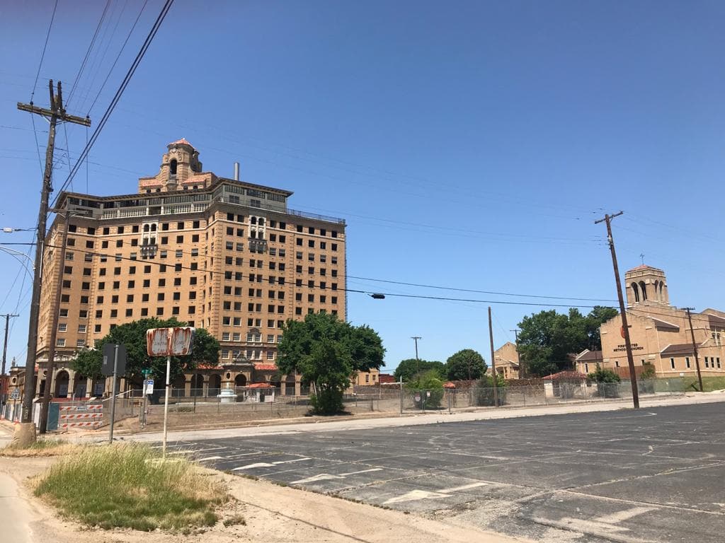 Resurge de entre escombros, histórico Hotel Baker en Mineral Wells Texas 