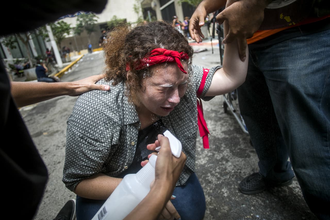 La nutrida marcha, compuesta principalmente por estudiantes, salió de la sede de la Universidad de Puerto Rico en Río Piedras y pretendía llegar a las oficinas de la Junta de Control Fiscal en el centro de San Juan. La policía se interpuso en la ruta de la marcha y después de una hora de forcejeos comenzó la batalla.