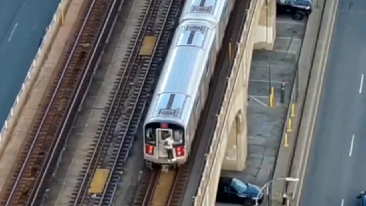El 26 de julio
<b> otro joven de 15 años no identificado murió cuando cayó del tren </b>en una estación de Queens.
<br>
<br>La sexta víctima 
<b><a href="https://www.univision.com/local/nueva-york-wxtv/surfing-metro-subway-nueva-york-muerte-adolescente-brooklyn" target="_blank">fue un joven de 14 años de nombre Gerard Ashitey</a></b> que murió en junio tras caer de un tren en la línea 6 del metro en el Bronx.
<br>