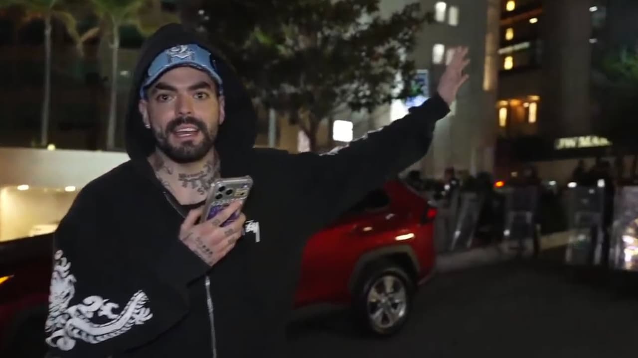 Adriano Zendejas simuló ser un reportero al acercarse al hotel de la selección inglesa, resguardado por elementos de seguridad de la Ciudad de México.
