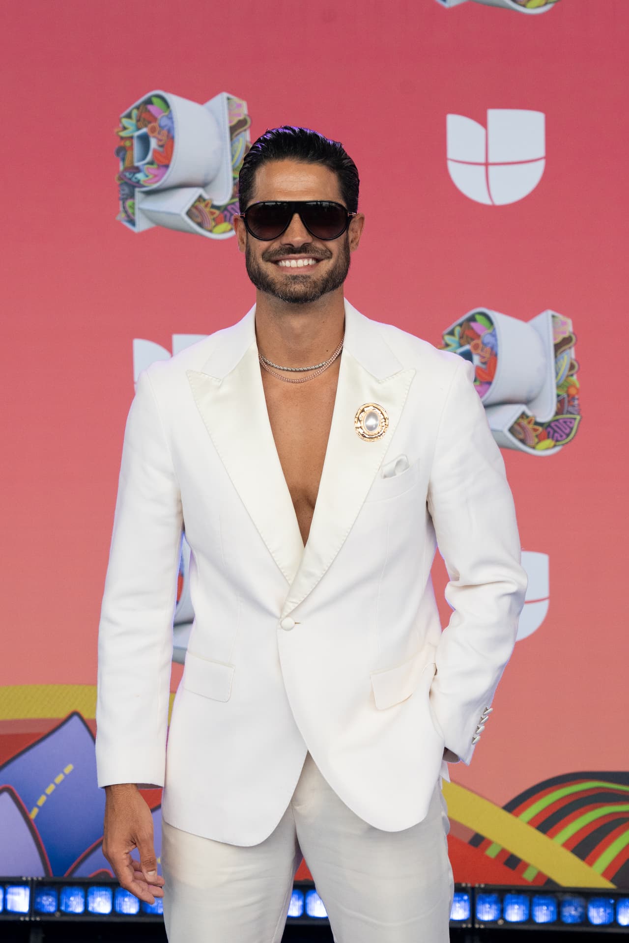 <b>Roberto Hernández</b> eligió un combinado blanco con un adorno dorado en la solapa.