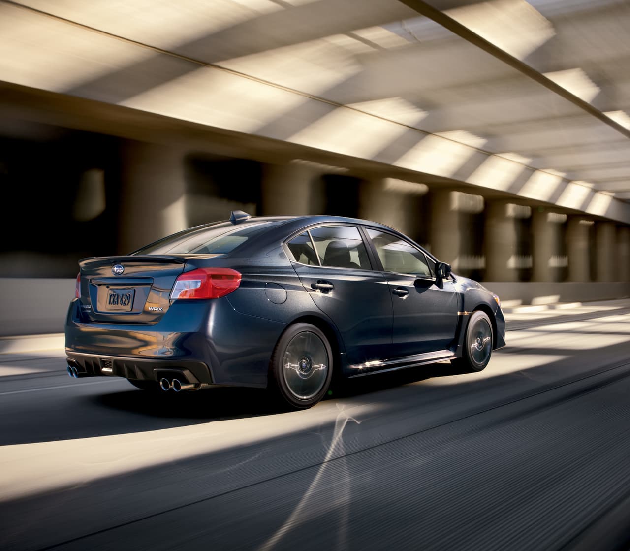 El 
<b>Subaru Impreza WRX</b> posee tracción integral para trasladar al piso sus 
<b>305 caballos de fuerza</b>, producidos por el motor boxer de 2.5 litros turbo y una caja de cambios manual de seis velocidades.