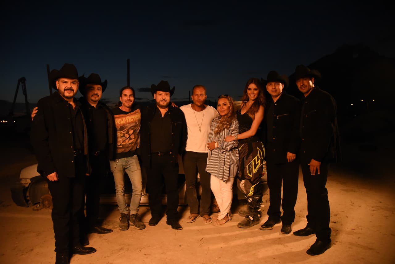 Marlene Favela y Salvador Zerboni son los protagonistas de esta historia de desamor y en las fotos, se puede apreciar la buena convivencia entre ellos y la agrupación norteña.