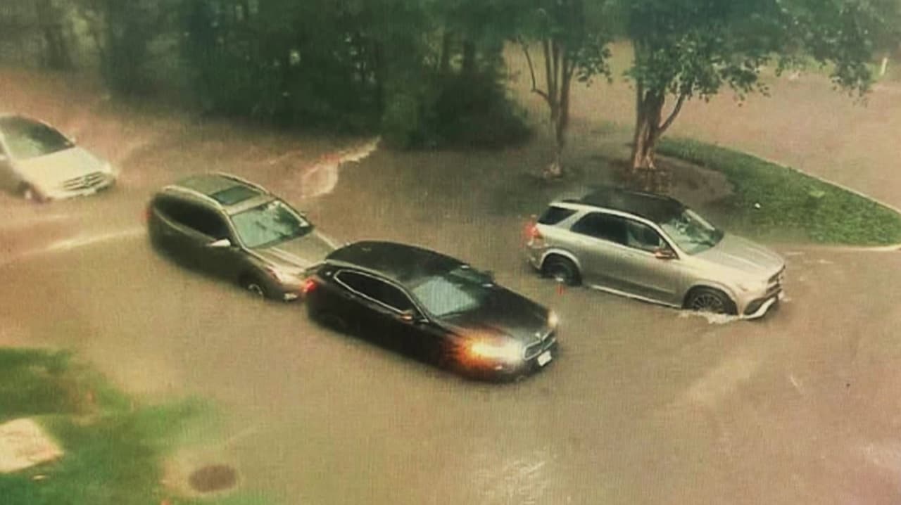 Casi 6 pulgadas de lluvia provocan inundaciones y rescates acuáticos en The Woodlands