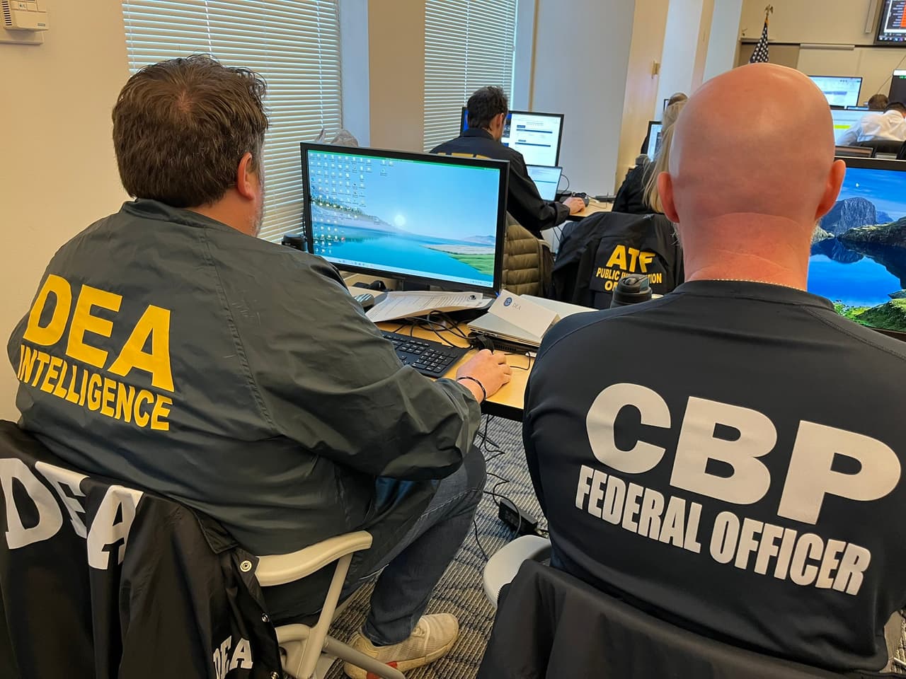 Aunque no se revelaron detalles específicos sobre el número de arrestos, el portavoz de ICE, Jeff Carter, confirmó que la agencia "comenzó a realizar operaciones específicas mejoradas" en Chicago.