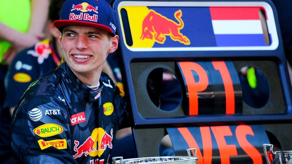Max Verstappen es la nueva sensación de la categoría: el holandés hizo su debut a los 17 años en 2015 con Toro Rosso, y a mitad de 2016 fue promovido a Red Bull. Su estreno en España fue con una victoria histórica, que lo consagró como el ganador más joven de todos los tiempos. A sus 19, está llamado a ser el nuevo ídolo de la Fórmula 1. Su padre Jos fue piloto de la máxima entre 1994 y 2003.