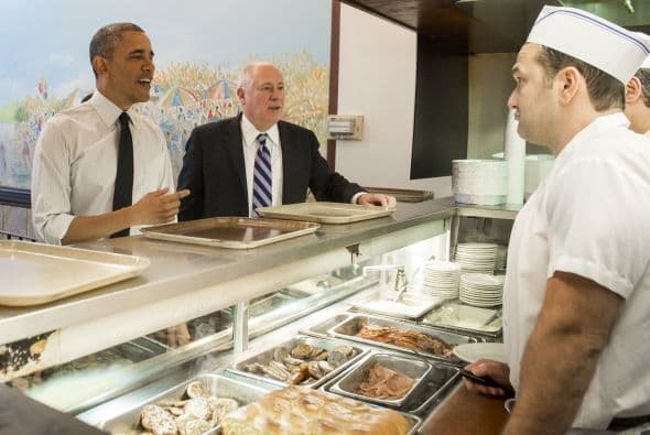 En una rápida visita del presidente a Chicago este aprovechó su tiempo al máximo desayunando en Valois su restaurante favorito en Hyde Park con el gobernador de IL Pat Quinn
