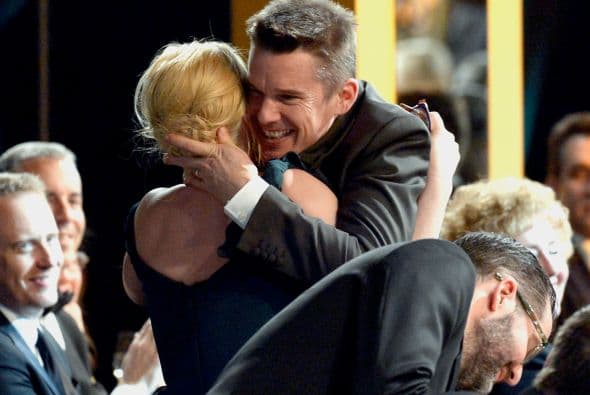 Ethan Hawke felicitando a su co-estrella, Patricia Arquette, tras ganar Actriz de Reparto por 'Boyhood'.