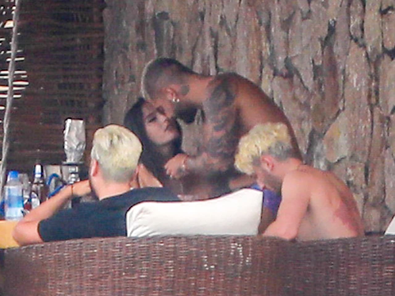 Y también que la relación con su novia, Natalia Barulich, se encuentra estable al menos, hasta la premier de su documental.