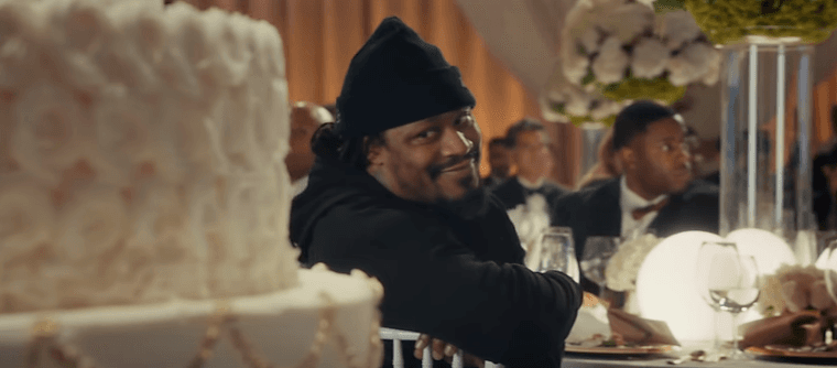 El siempre controvertido Marshawn Lynch, de los Oakland Raiders, fue el que desencadenó el caos en el comercial.