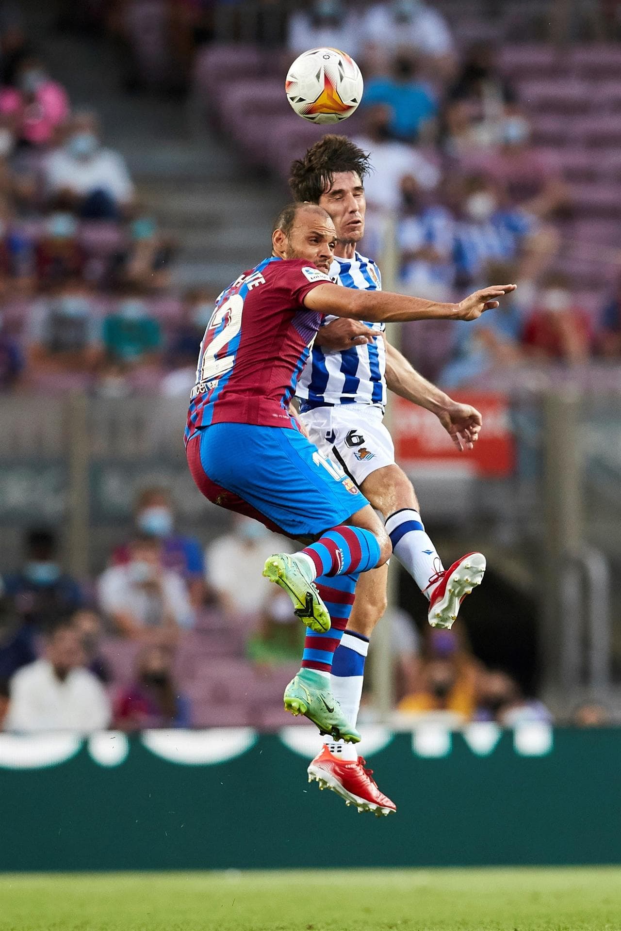 Barcelona se impone ante la Real Sociedad con un marcador de 4-2, tras la salida de Messi del Barcelona. Gerard Piqué (19') se encargo hacer el primer tanto para los culés, seguido de Martín Braithwaite con doblete, pero el equipo visitante sumó dos más por parte de Cienfuegos (82') y Oyarzabal (85'), ya al filo del partido, Sergi se encargó de hacer el cuarto tanto de la victoria.