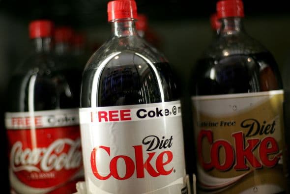 Actualmente los fabricantes de refrescos de cola ofrecen al consumidor alternativas a lo anterior, como las variedades llamadas sin calorías o light, que sustituyen el azúcar común por edulcorantes no calóricos (ciclamato, sacarina o aspárteme), adecuadas para personas que llevan a cabo regímenes de control de peso o que padecen diabetes o elevados niveles de triglicéridos y colesterol.