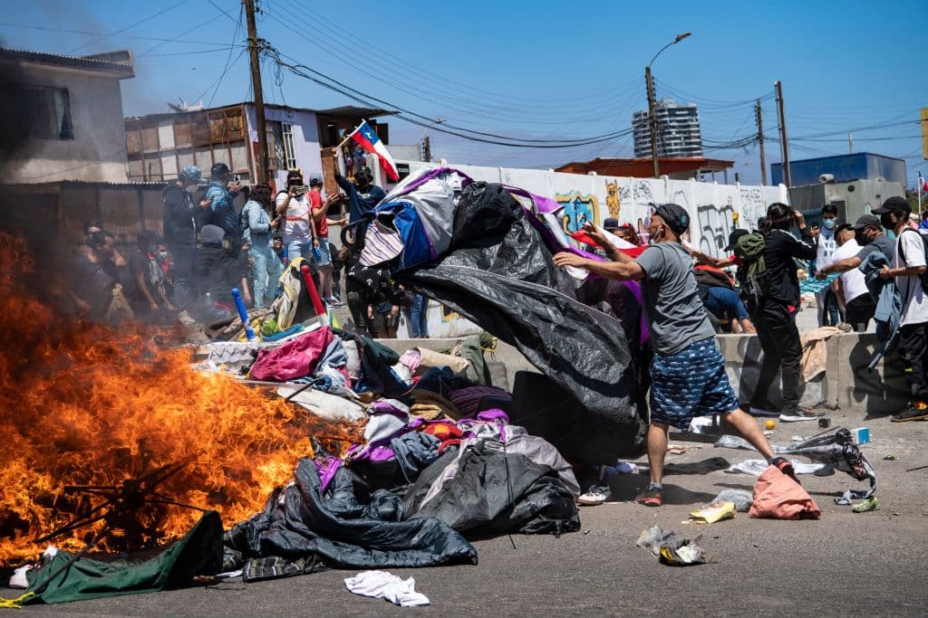 Los manifestantes chilenos, que llegaron a ser entre 3,000 y 5,000 según las distintas estimaciones,
<b>prendieron fuego a las carpas </b>donde pernoctan los migrantes en Iquique y también a
<a href="https://elpais.com/internacional/2021-09-26/colchones-y-juguetes-de-venezolanos-sin-techo-quemados-tras-una-marcha-contra-la-inmigracion-en-chile.html" target="_blank">sus escasísimas posesiones básicas como mantas, ropa o pañales para bebés.</a>
<br>
