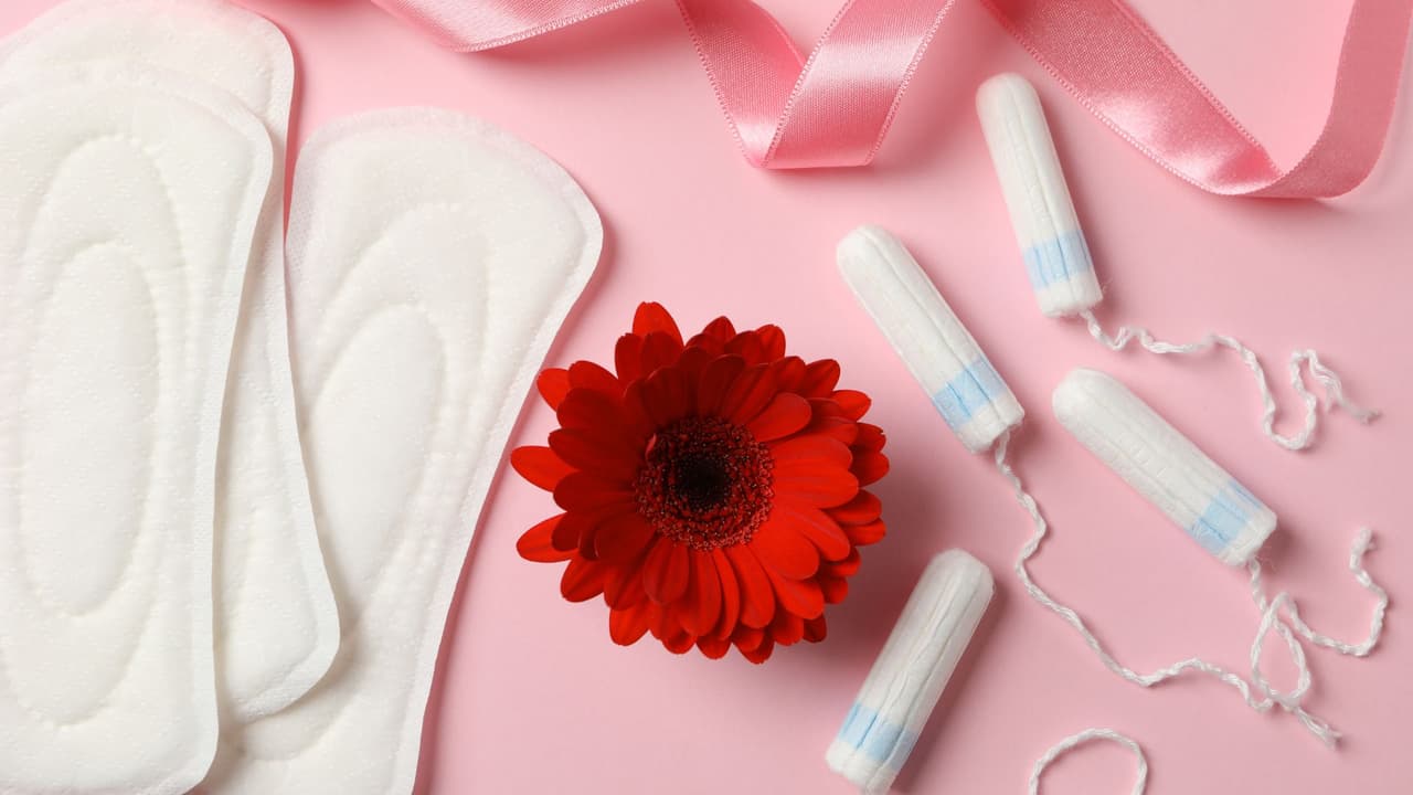 ¿Cómo y cuándo empezar a hablar de menstruación con las niñas?