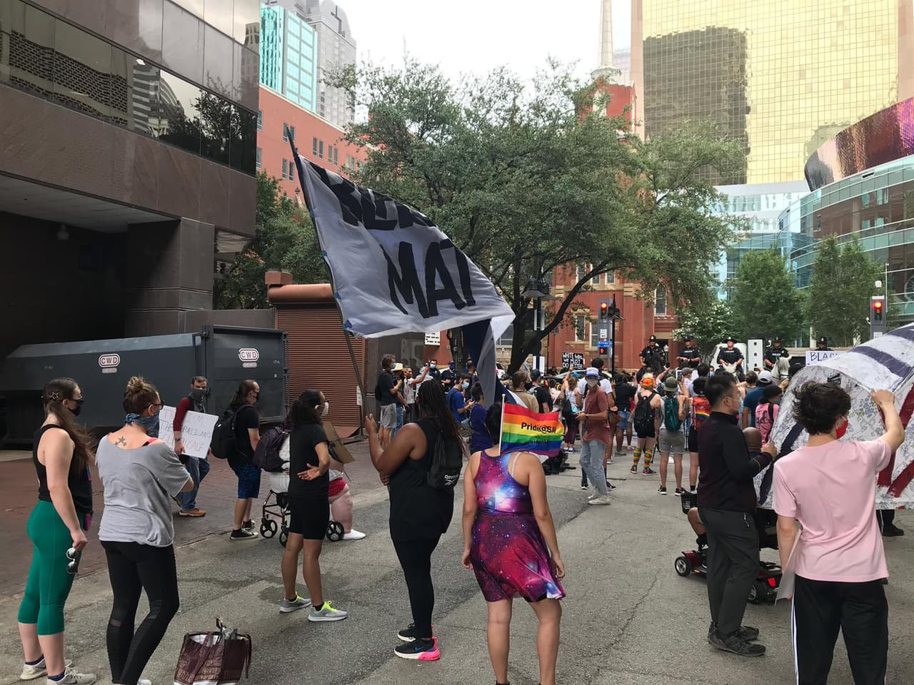 Afuera de la iglesia First Baptist Church, en Dallas, varias personas se reunieron para protestar ante la llegada del mandatario. 
<br>
