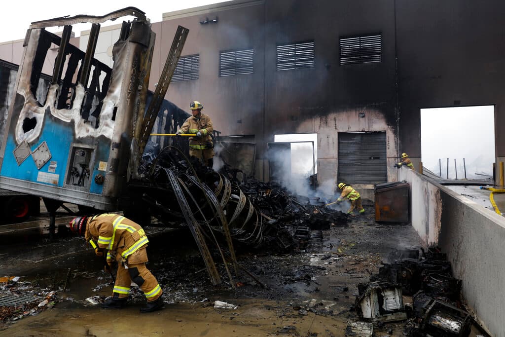 Incendio al amanecer destruye un almacén de Amazon al sur de El Monte, en Los Ángeles