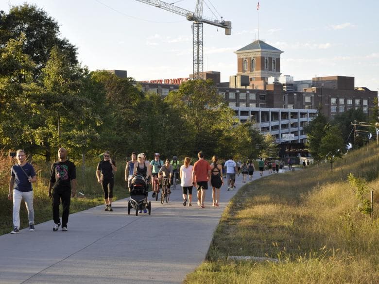 <b>Atlanta Beltline (Eastside Trail)</b>. Corre, camine o monta en bicicleta el tramo más popular de Atlanta BeltLine, el sendero Eastside, desde Piedmont Park hasta Ponce City Market y Old Fourth Ward.